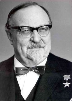 02 марта 1894 года родился русский биолог Александр Иванович ОПАРИН (1894-1980)